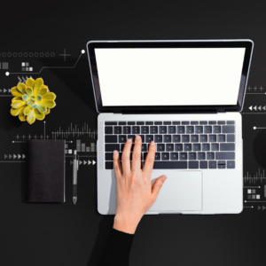 Bild på en laptop och en hand som skriver på tangentbordet