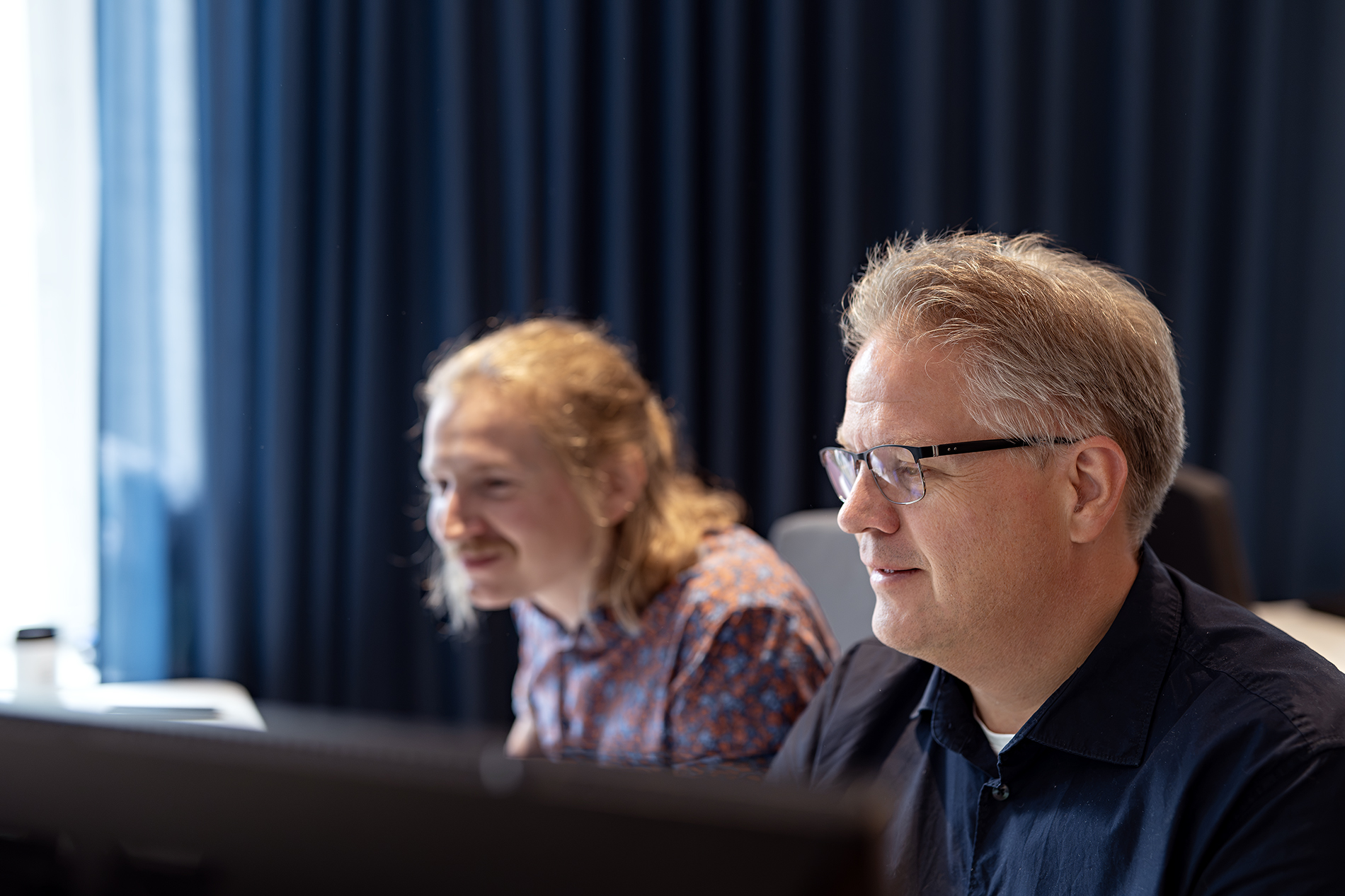 Två medarbetare som tittar på en skärm